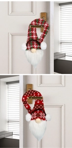 Détail de suspensions de porte gnomes de Noël avec motifs tricotés et fausse fourrure