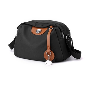 Borsa a tracolla da donna in nylon nero con tracolla regolabile e dettagli in pelle