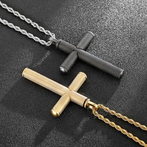 Détail des pendentifs croix en argent et or avec surface texturée et chaînes torsadées