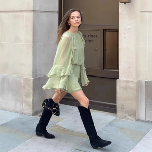 Hellgrünes Chiffon-Minikleid mit Rüschen und langen Glockenärmeln für den Sommer-Look