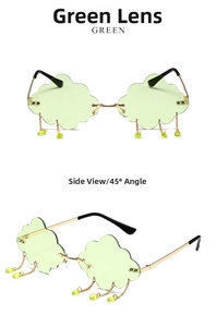Détail de lunettes de soleil sans monture en forme de nuage vert avec chaînes et perles