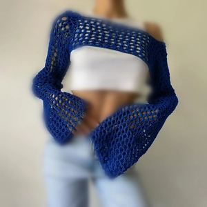 Coprispalle blu reale all'uncinetto con maniche a campana e design a rete traforata