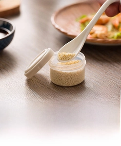 Détail d'un flacon souple en PE transparent avec bouchon crème et cuillère pour épices