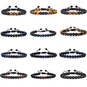 Macro-opname van 12 natuursteen kralenarmbanden met verstelbare gevlochten koorden