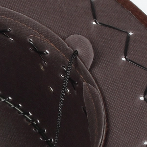 Détail d'un chapeau de cow-boy montrant la texture suédée et les coutures robustes