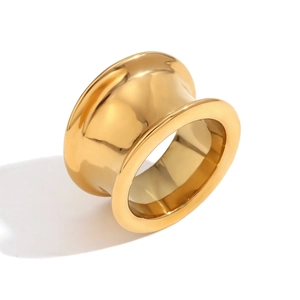 Bague épaisse plaqué or 18 carats avec design incurvé minimaliste sur fond blanc épuré
