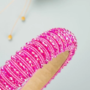 Detailansicht des handgefertigten rosa Kristall-Perlenhaarreifs mit weicher Schwammfüllung