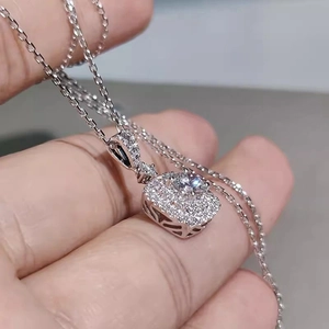 Nahaufnahme des silbernen quadratischen Halo-Anhängers mit Zirkonia und Gliederkette