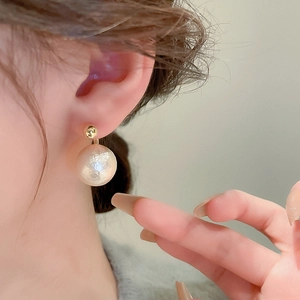 Élégantes boucles d'oreilles dorées avec grandes perles baroques de style français vintage