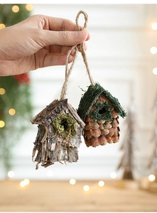 Détail d'un ornement nichoir en écorce naturelle et mousse pour décoration de Noël