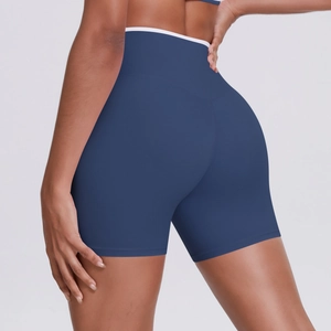 Détail du short de yoga taille haute avec ceinture contrastée blanche et effet push-up