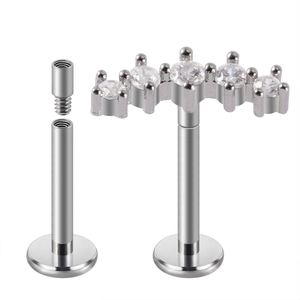 Détail d'un piercing labret en titane G23 avec cinq zircons clairs et filetage interne