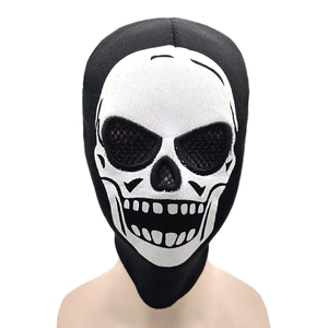 Zwarte gebreide bivakmuts met witte schedelprint voor winterse warmte en Halloween stijl