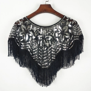Châle noir élégant avec paillettes florales argentées et longues franges pour robe de soirée
