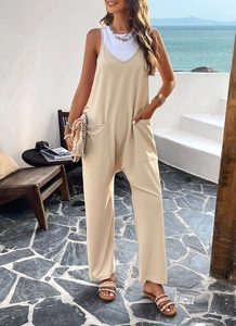 Détail d'une combinaison beige à col en V avec de grandes poches latérales pour femmes