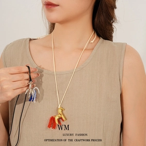 Collier pendentif cheval minimaliste avec queue en perles de verre sur cordon long pour femme