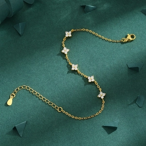 Elegant gold flower bracelet with micro-p鑲 zicons on a minimalist adjustable chain