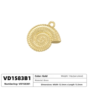 Vue macro du pendentif nautile en laiton doré aux dimensions de 12,5 mm par 13,5 mm