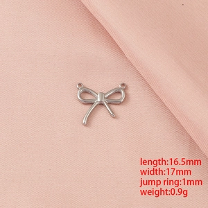 Pendentif nœud en acier inoxydable argenté 16,5x17mm posé sur un tissu en soie rose