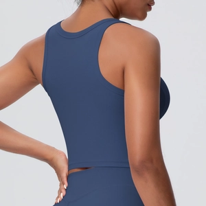 Detail des Racerback-Designs des marineblauen Yoga-Sport-BHs mit breiten Trägern