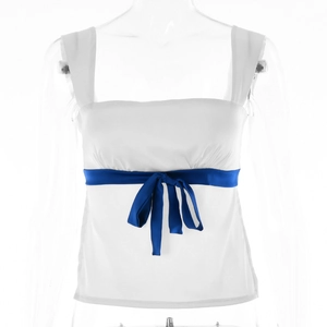 Detail eines weißen ärmellosen Tops mit quadratischem Ausschnitt und blauer Satinschleife