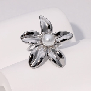 Anello minimalista a fiore in acciaio argento con perla bianca su base bianca