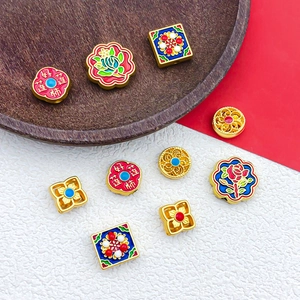 Detailansicht traditioneller chinesischer Emaille-Anhänger mit Glückssymbolen und Blumen