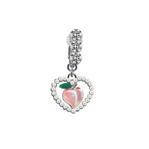 Clip d'oreille argenté avec pendentif pêche rose dans un cœur de perles blanches
