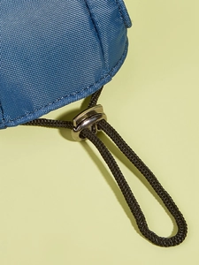 Dettaglio del tessuto in nylon blu con cordino nero e chiusura in metallo argentato per cani