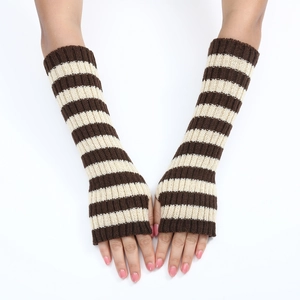 Dettaglio della trama in maglia a righe marroni e beige di scaldabraccia lunghi donna