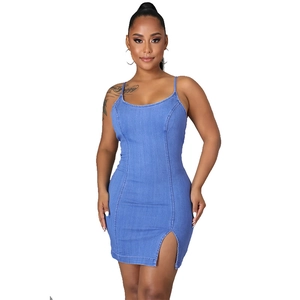 Vue détaillée de la mini-robe en jean avec fente frontale et coupe moulante sexy