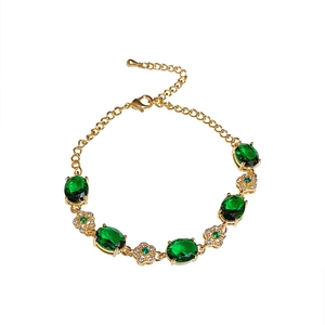 Bracelet floral doré élégant avec pierres vertes ovales et chaîne réglable pour femme