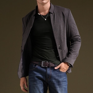 Giacca da uomo grigio scuro con colletto alla coreana, cintura in pelle e jeans blu