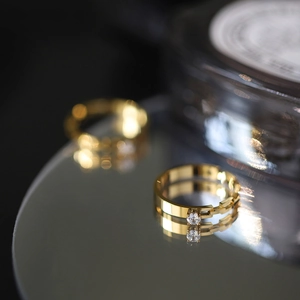 Detailed close-up of 18K gold plated chain link ring featuring a sparkling claw-set diamond