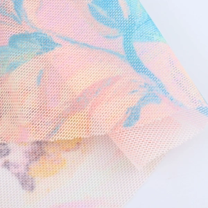 Dettaglio del tessuto a rete traspirante con stampe floreali pastello in rosa e azzurro