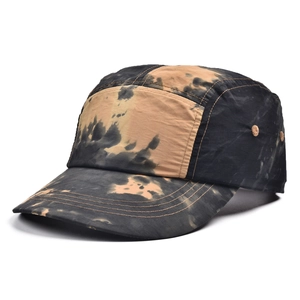 Détail de la casquette camping à 5 panneaux avec motif tie-dye et tissu respirant