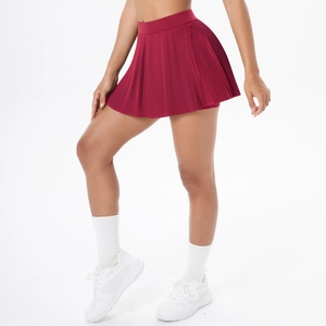 Detailansicht eines dunkelroten Tennisrocks mit hoher Taille und atmungsaktivem Stoff