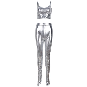 Details des silbernen Metallic-Zweiteilers mit kurzem Top und geraffter High-Waist-Hose