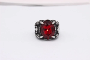 Makro-Detail des Retro Drachenkrallen-Rings mit großem ovalen Rubin-Edelstein