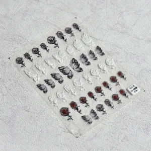 Vue détaillée des autocollants à ongles relief 5D avec roses noires et papillons blancs
