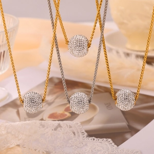 Collana Elegante In Acciaio Al Titanio Placcata Oro Con Pendente A Sfera In Pavé Di Zirconia Catena Spiga
