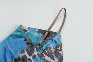 Nahaufnahme der verstellbaren Träger und Spitze am Kleid mit Leopardenmuster