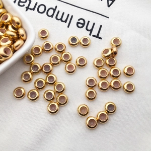 Makroaufnahme goldener Anti-Rutsch-Kupferperlen mit rosa Füllung für DIY-Schmuckherstellung