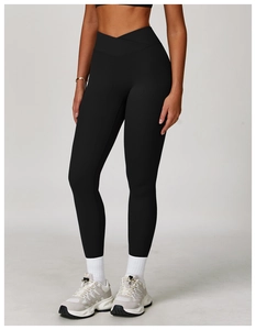 Détail du legging de yoga noir à taille haute montrant la ceinture croisée en forme de V