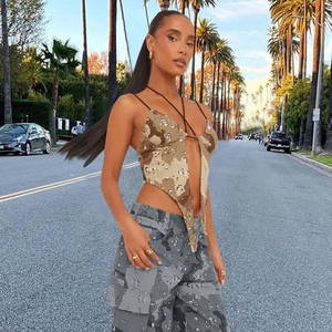 Ensemble sexy deux pièces avec haut court dos nu camouflage et pantalon cargo