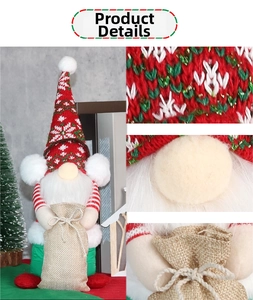 Nahaufnahme einer Weihnachts-Zwergpuppe mit Schneeflockenhut und Jute-Geschenkbeutel