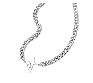 Détail du pendentif étoile argenté sur chaîne cubaine avec une finition métallique