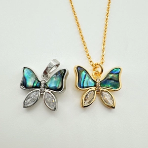 Pendentif papillon plaqué or 18 carats avec nacre et zircons en finitions or et argent