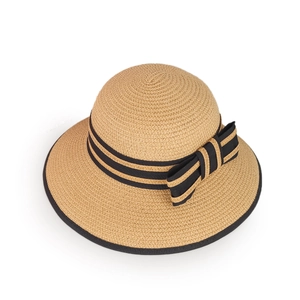 Détail de chapeau de paille avec ruban noir et bordure contrastée vue de haut
