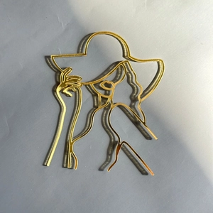 Cake topper viso di donna in acrilico oro, elegante design d'arte minimalista.